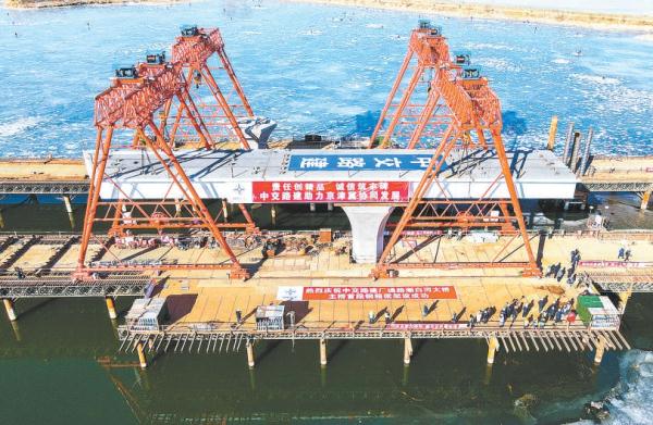 1月15日，連接京冀兩地的廠通路潮白河大橋首段鋼箱梁開始吊裝，主橋全面進入上部結構施工階段。