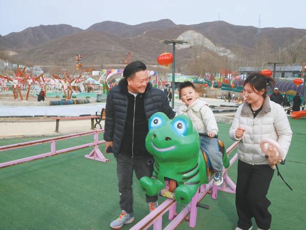 翠溪谷景區裏，南觀村村民王淞一家三口暢享假期。