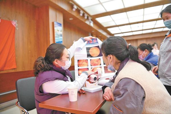 北京市普仁醫院組織院內各科室的醫護志願者和專家，走進崇文小學，開展“桃李芳華·健康相伴”主題義診活動。