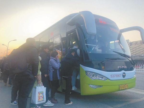 3月4日，天剛濛濛亮，進京上班族踏上930路公交車，開始一天的奮鬥。