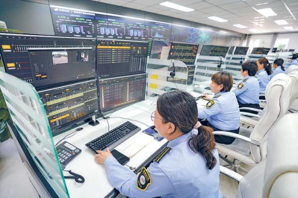 區域集中調度中心工作人員對公交運營進行調度。