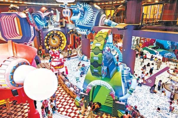 五棵松萬達廣場前身是2008年落成的五棵松卓展購物中心，改造後成為京西文體休閒消費全新地標。