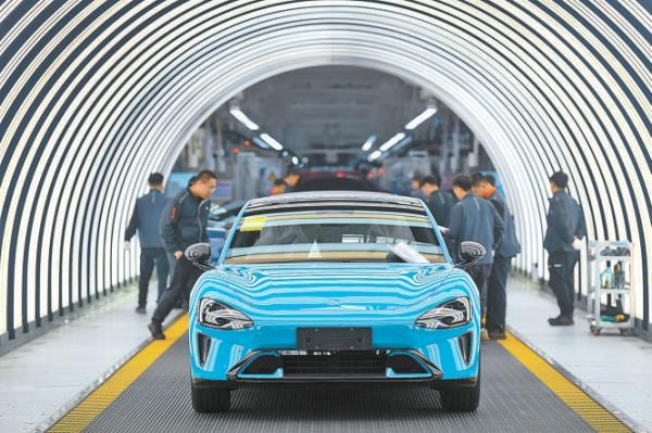 小米汽車工廠總裝車間內，小米汽車正在進行下線前的檢測。