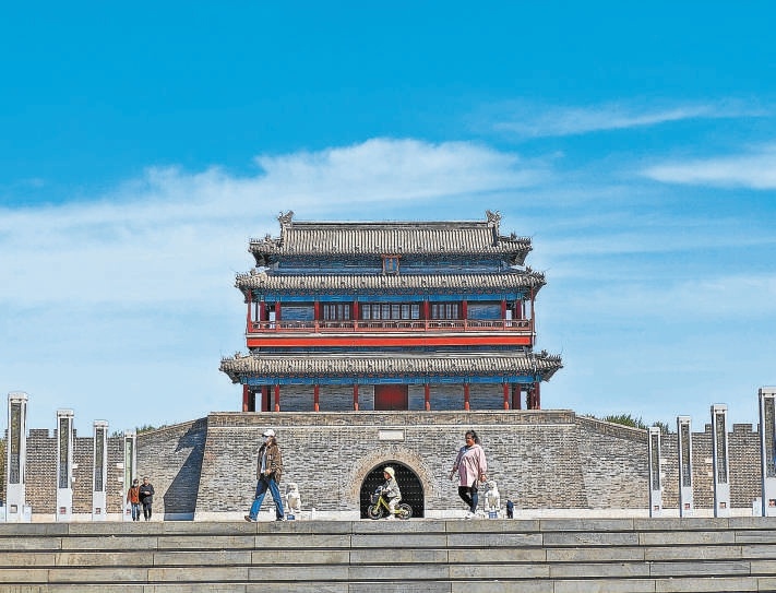 近日，在永定門城樓南廣場，市民享受好天氣。