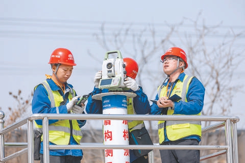 李維川團隊正在測量施工數據。