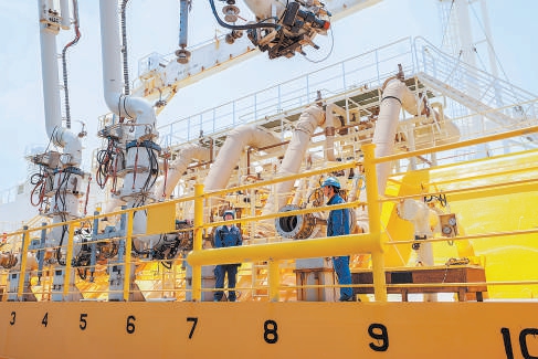 北京燃氣天津南港液化天然氣應急儲備項目生産運作人員在碼頭開展接船作業準備。