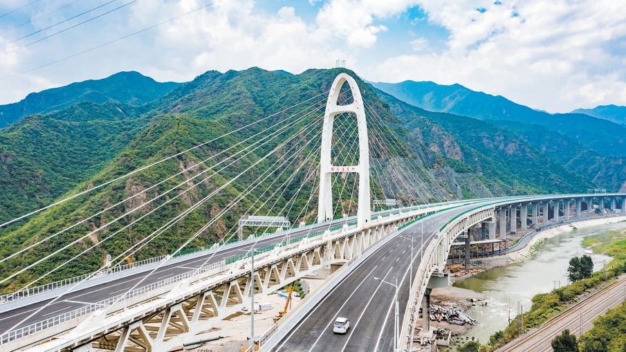 京蔚高速公路北京段（西六環-靈山互通立交）7月1日通車。圖為京蔚高速安家莊東橋。
