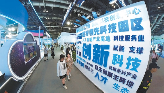 7月14日，科博會展覽現場，市民觀眾趁著週末前來一睹未來産業新場景。