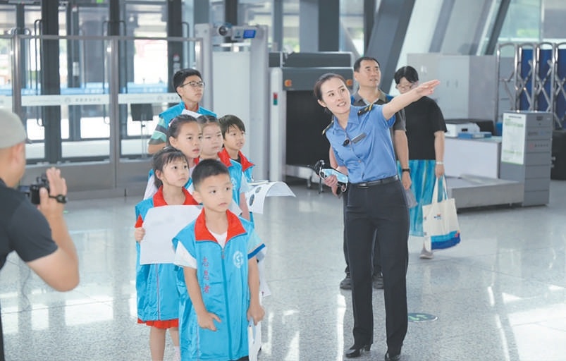 小朋友們在工作人員的講解下了解火車站各項設施。