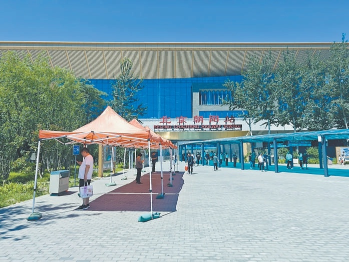 北京朝陽站在室外出站通道增設遮陽棚。