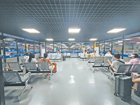 北京站地下停車場，旅客在空調候車區等待網約車。