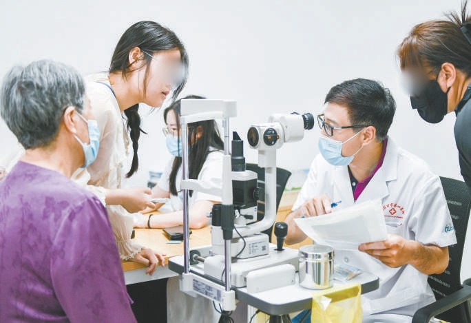 北京同仁醫院挂職張家口市第四醫院副院長、眼外傷科主任韓崧正在為患者診療。