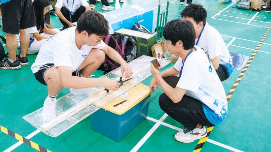 參賽大學生進行賽前準備。
