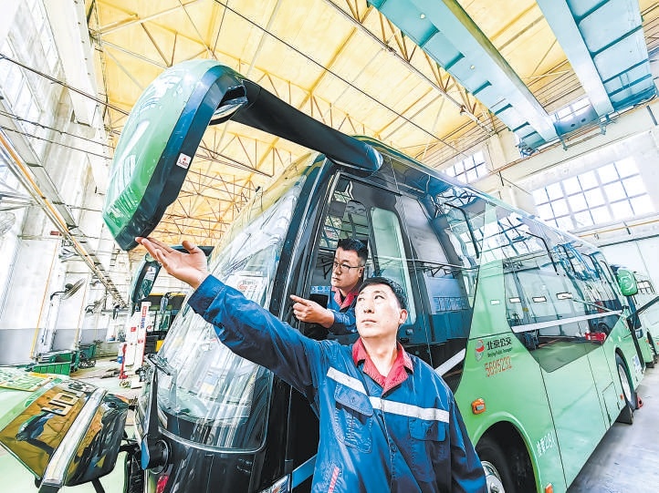 工作人員對通學車進行體檢。