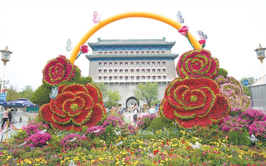 9月26日，“花之未央·錦繡東城”立體花壇亮相前門大街。