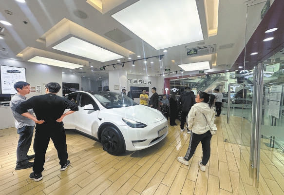 消費者在特斯拉薈聚店看車。