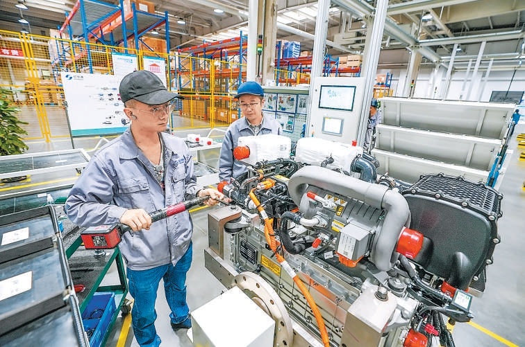 圖為大興國際氫能示範區內的億華通生産工廠，工人在進行氫燃料電池系統生産。