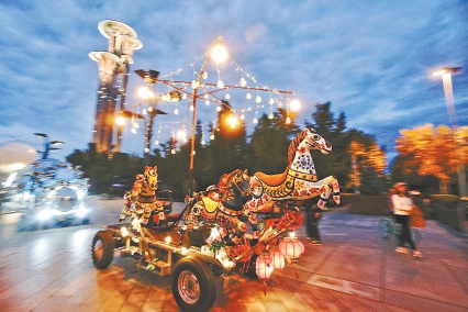 奧林匹克中心區的光影裝置吸引遊客賞燈、打卡。