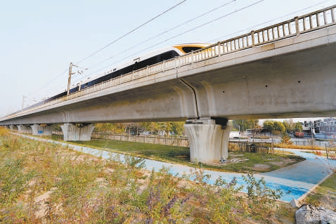 鐵路線旁，拆除違法佔地後“留白增綠”提升景觀效果。
