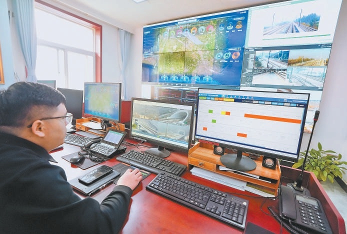 視頻監控檢查員正通過鐵路安全環境管控平臺的實時回傳監測外部環境。