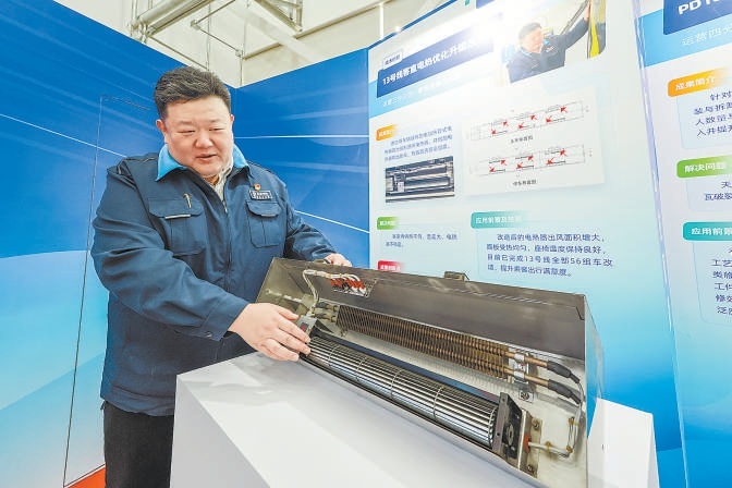 地鐵職工展示改造升級後的13號線車廂電熱設備。