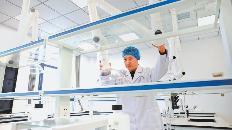 橄欖茶、橄欖酒、橄欖護膚品……湖北省油橄欖産業技術研究院開發了一系列油橄欖産品。