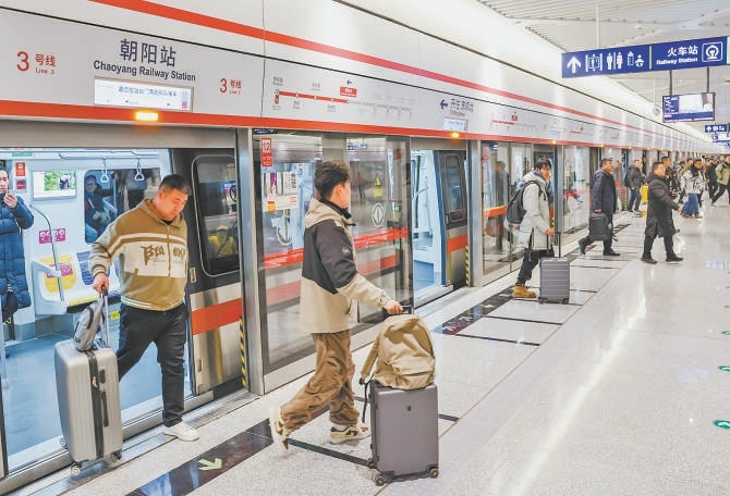 剛開通不久的地鐵3號線承接了進出鐵路朝陽站的大批客流。