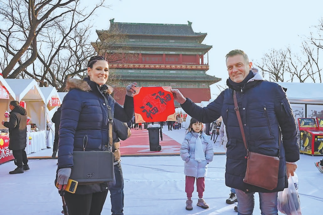 外國游客在鐘鼓樓廣場游覽。