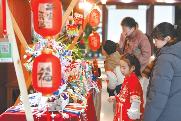 春節假期，中國園林博物館年味兒滿滿，市民走進博物館逛非遺市集、看新年蛇展、玩互動游戲、聽精彩導賞，體驗不一樣的博物館裏過大年。