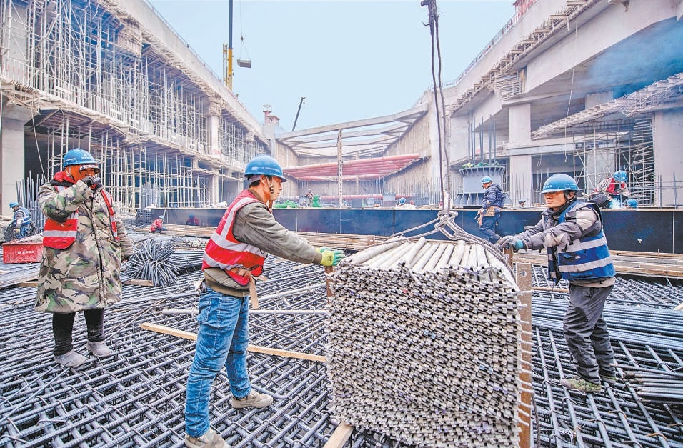 春節假期剛過，在地鐵13號線擴能提升工程新龍澤站的建設基坑內，一片忙碌景象。