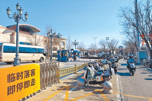 藍色港灣商圈西側道路治理後，非機動車停放有序，道路擁堵情況得到緩解。