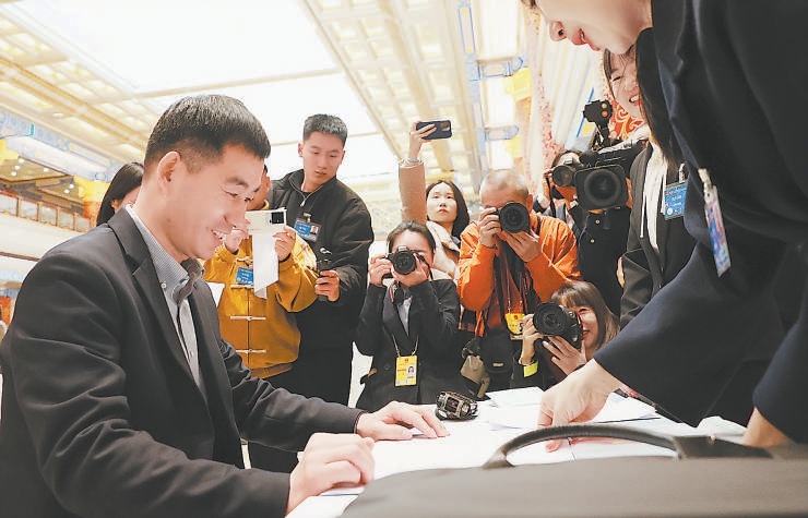3月3日，出席十四屆全國人大三次會議的北京團代表陸續來到北京會議中心駐地報到。