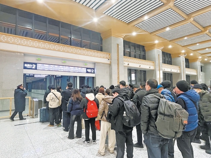燕郊站，通勤族排隊檢票乘坐通勤列車進京。