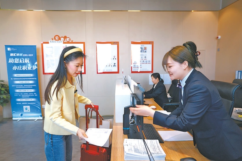 應屆大學生在辦理入住手續。