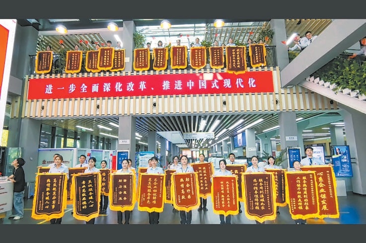 政務專員們收到的一部分錦旗。