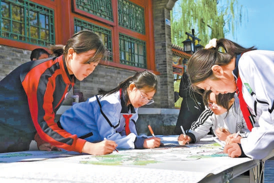 4月5日，陶然亭公園啟動首場“紅色足跡地圖”繪製活動。百餘名師生代表手持畫筆，留下自己的紅色記憶。