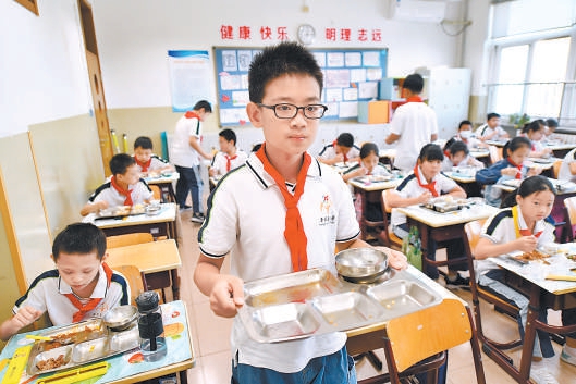 在西城區康樂裏小學，小學生們踐行“光碟”。
