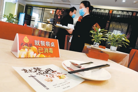 石景山區八角街道將印製的“就餐請使用公筷”宣傳海報張貼到轄區開業餐廳的醒目位置，引導居民養成良好的生活習慣。