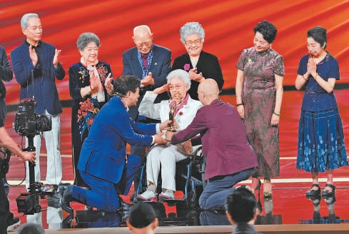 4月26日晚，備受關注的“天壇獎”揭曉十大獎項獲獎名單，著名表演藝術家田華獲得終身成就獎。