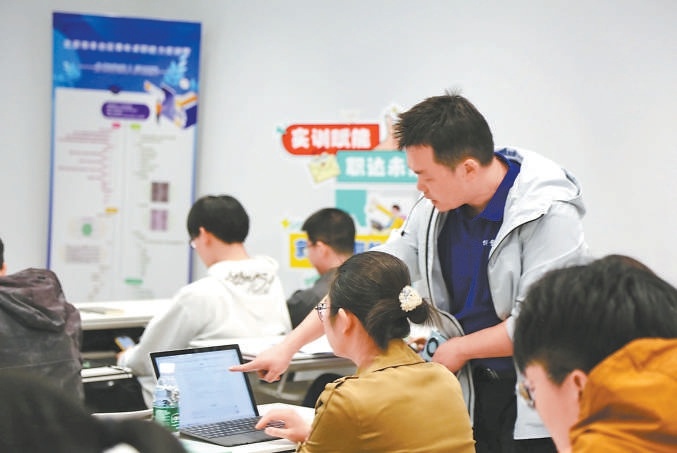 培訓老師指導學生優化簡歷。