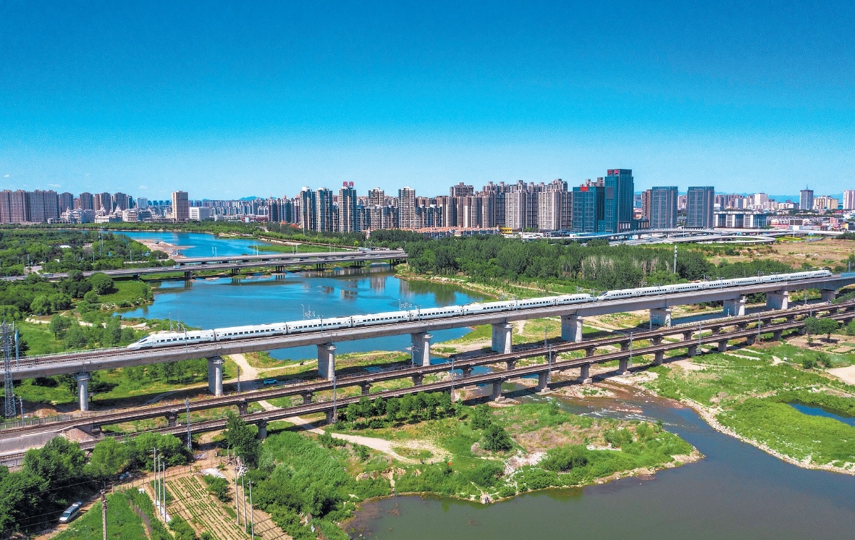 京唐城際鐵路北京地下段向東連接着已完工的京唐城際鐵路跨潮白河大橋，直達燕郊。