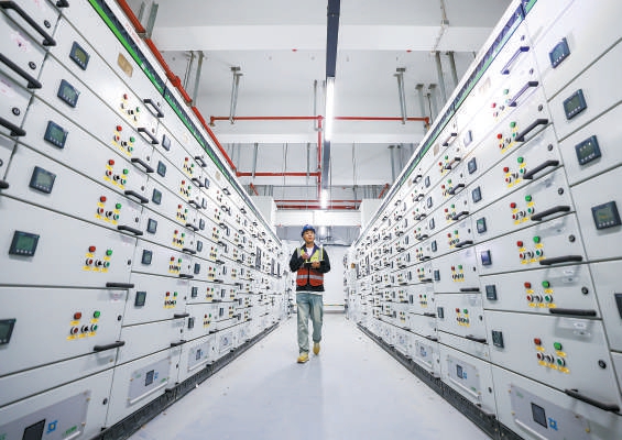 在北京城市副中心站綜合交通樞紐設備間，工作人員認真檢查高低壓開關櫃。