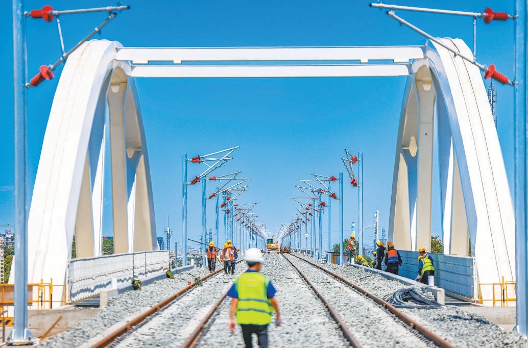 京唐城際鐵路北京副中心段建設的通濟路鋼拱橋，是國內鐵路首座稀疏吊桿桁架型鋼拱橋。