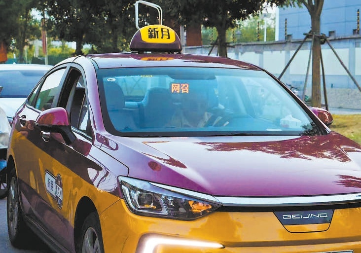 6月16日，朝陽區大羊坊路，一輛打出“網召”指示燈的計程車正在路邊等待乘客上車。