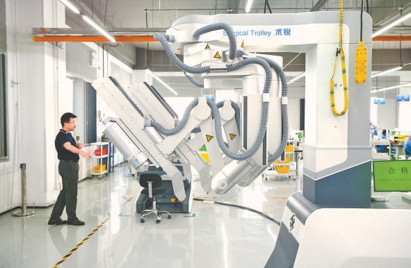 北京術銳機器人股份有限公司研製的SR-ENS-600是中國第一款獲批上市的腹腔內窺鏡單孔手術系統，産品搭載“面向連續體機構的形變驅控技術”，是全球首款商業化應用的蛇形臂單孔手術機器人。