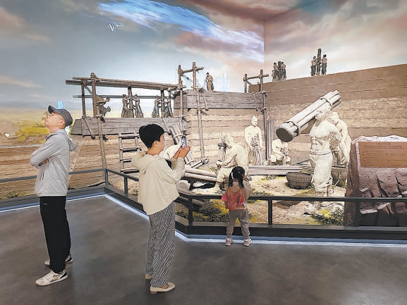 游客參觀路縣故城遺址歷史文化展。
