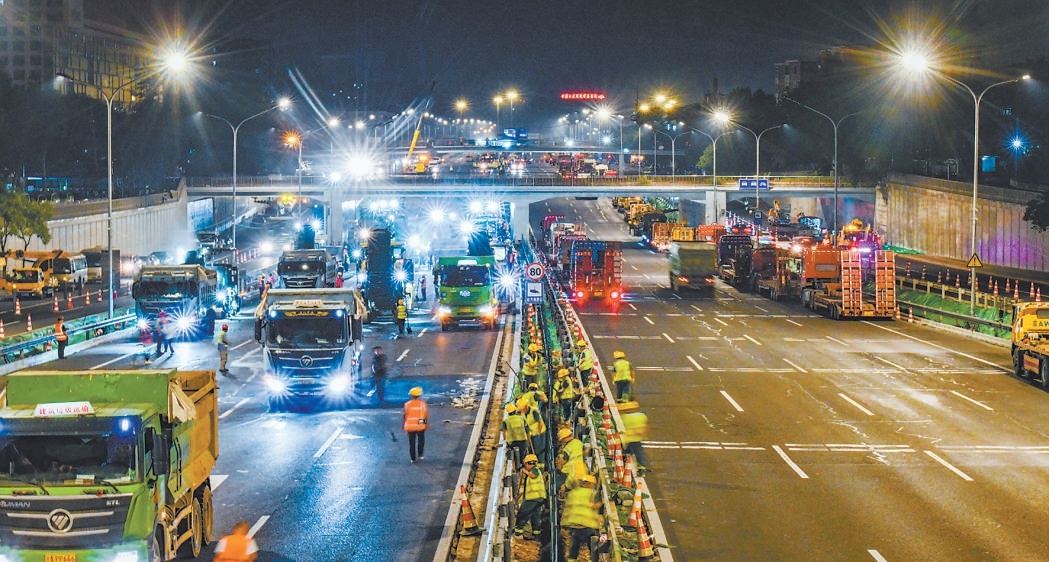 8月2日凌晨，在西四環五路橋北，西北四環（南沙窩橋-健翔橋）大修及環境提升工程穩步推進，大批施工作業機械和車輛入場對路面進行銑刨施工。