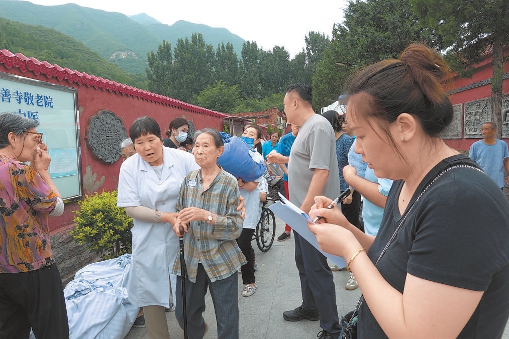 8月4日，石景山區氣象局發佈暴雨紅色預警，全區養老服務機構均按照預案要求進入防汛一級應急響應狀態。區民政局成立轉移疏散指揮部，派出40餘人深入現場轉移、安置接收3個點位，牽頭對慈善寺敬老院92名在院老人按照預案開展轉移疏散工作。