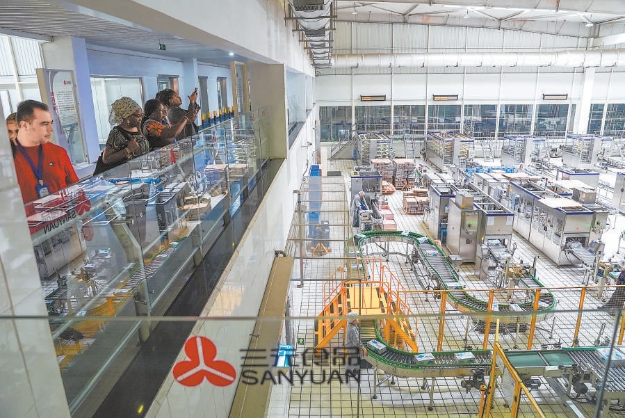 暑期，三元食品瀛海工業園迎來大量參觀遊客。圖為外國留學生研學團來此感受現代化牛奶生産。