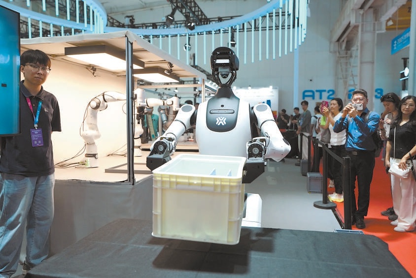 2025世界機器人博覽會上，亦莊企業生産的具身智慧機器人“天工2.0”正在搬運貨物。